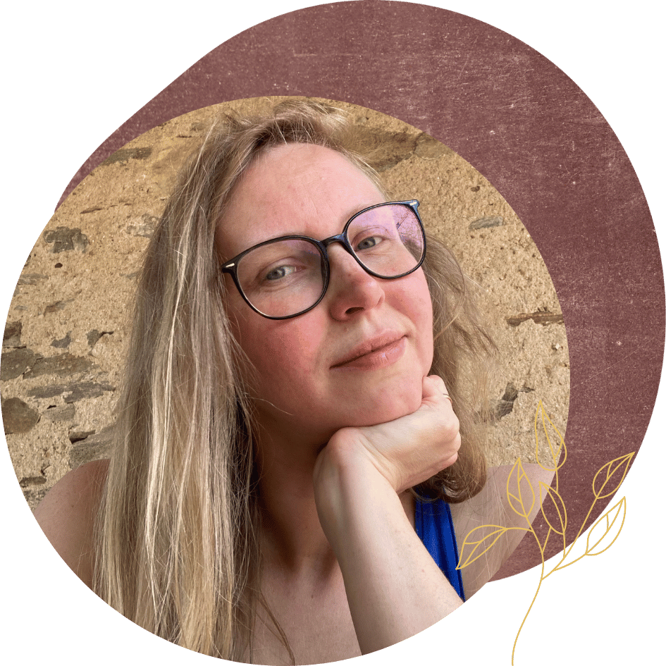 Žena s brýlemi, opřená o ruku, v kruhovém rámečku na pozadí kamenné zdi, s dekorativními listy. Poporodní dula Michaela Linhová.